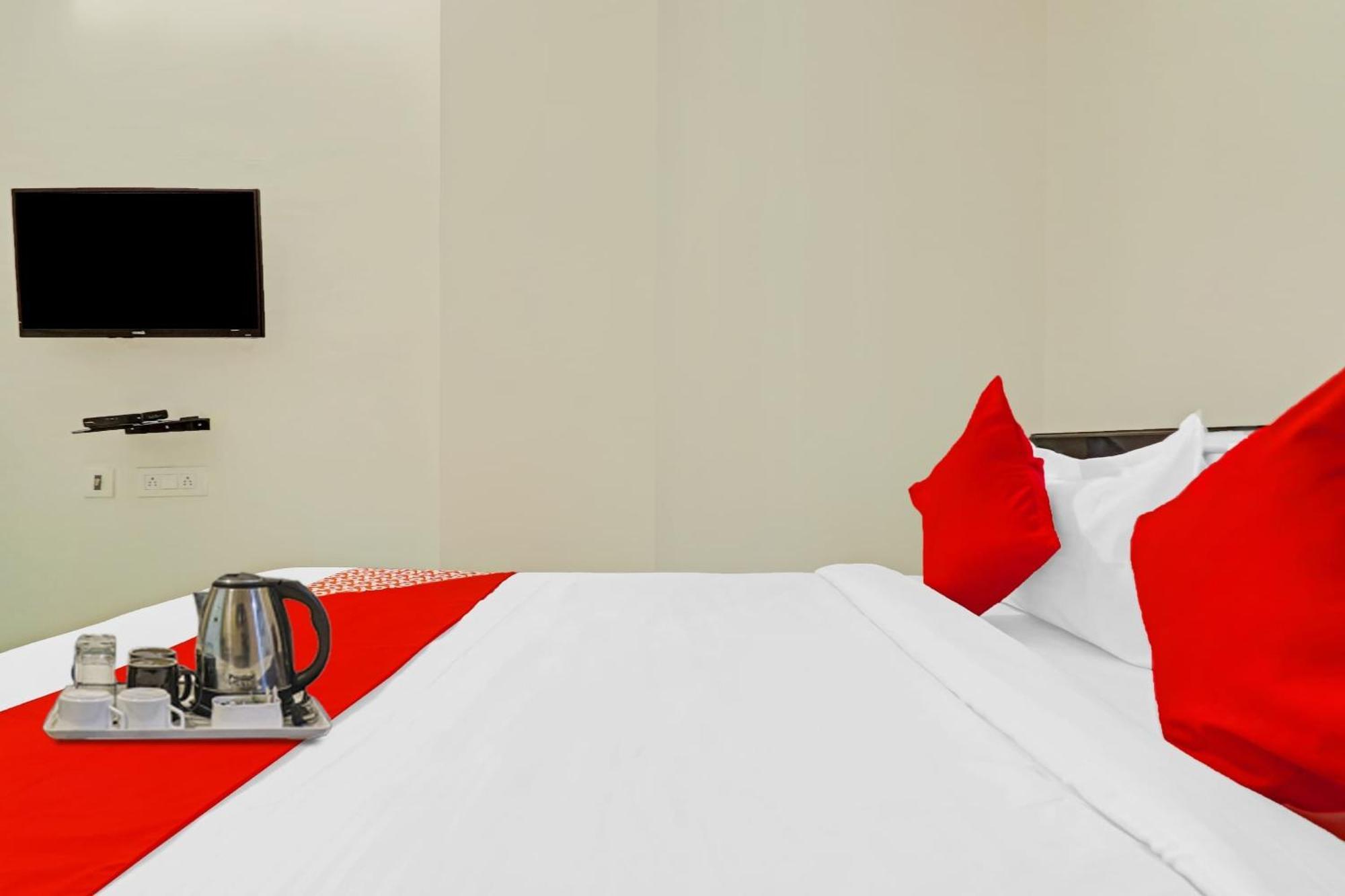 Oyo Happy Stay Hotels Hyderabad Exteriör bild